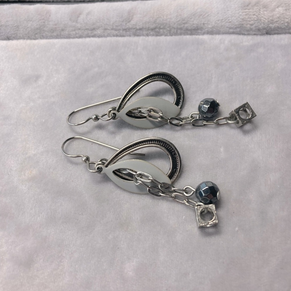 Dangling chain with beads earring